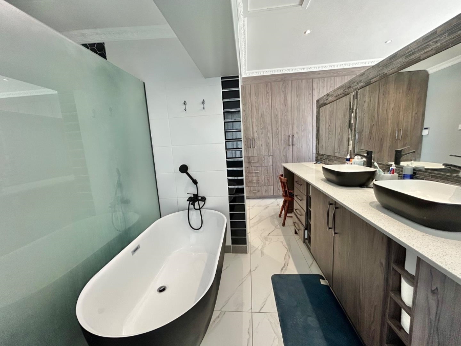 4 Bedroom Property for Sale in Wavecrest Eastern Cape